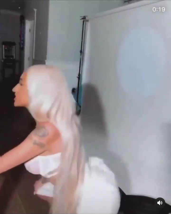 Bhad Bhabie show off BIG BOOTY Twerking