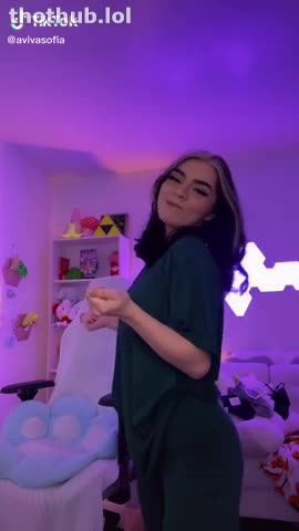 Aviva Sofia playfully Teases Fans on Cam
