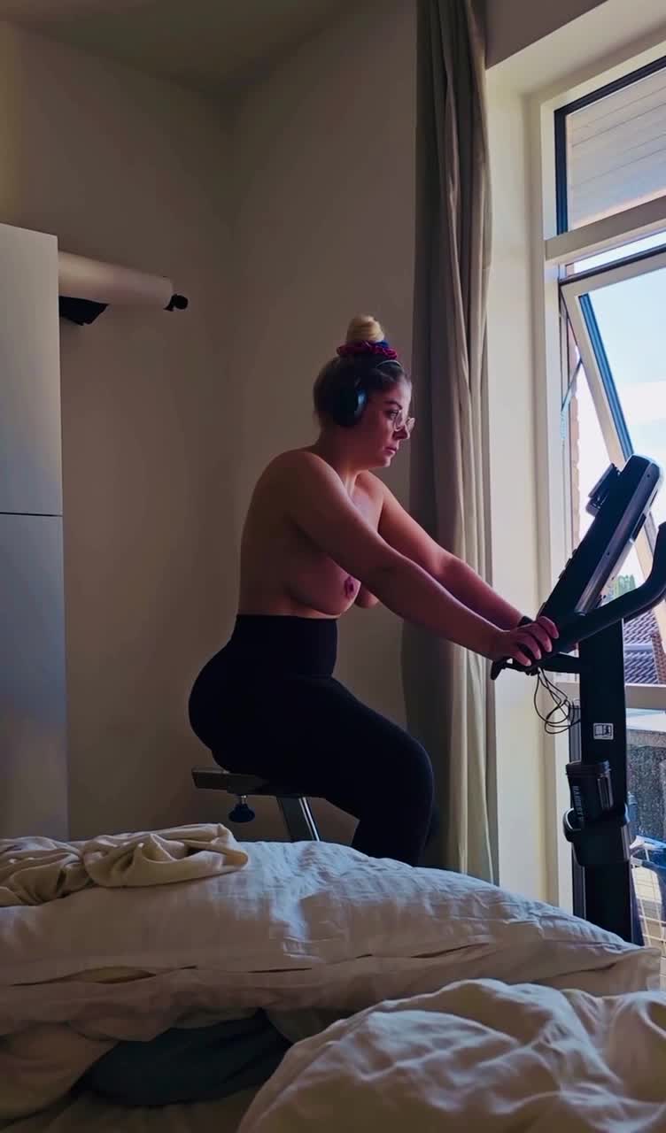 Missmiafit onlyfans leak video – Topless show off Super big Tits