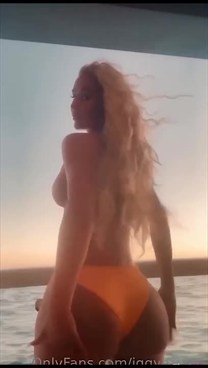 Iggy Azalea onlyfans leak – Topless show hot body on a boat